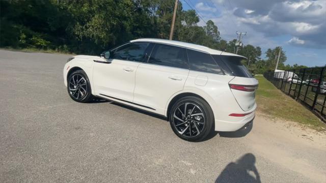 Photo of 2024 Pristine White Lincoln Corsair