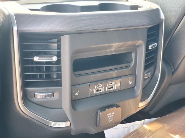 Photo of 2026 Diamond Black Crystal Pearlcoat RAM 1500