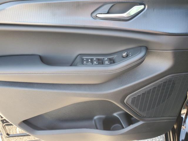 Photo of 2025 Diamond Black Crystal Pearlcoat Jeep Grand Cherokee L