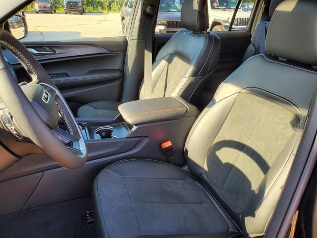Photo of 2025 Diamond Black Crystal Pearlcoat Jeep Grand Cherokee L