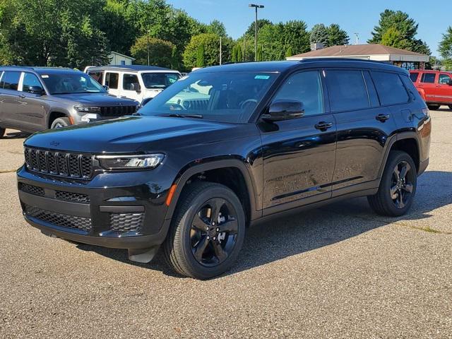 Photo of 2025 Diamond Black Crystal Pearlcoat Jeep Grand Cherokee L