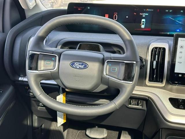 Photo of 2025 White Tri-Coat Ford Expedition