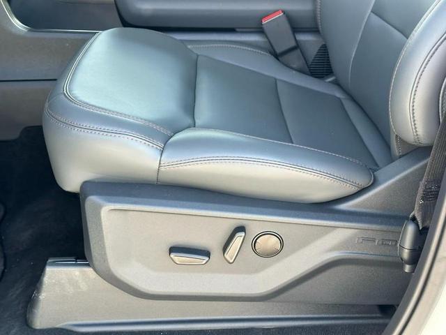 Photo of 2025 White Tri-Coat Ford Expedition