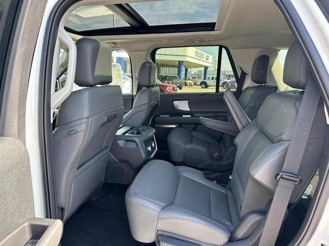 Photo of 2025 White Tri-Coat Ford Expedition