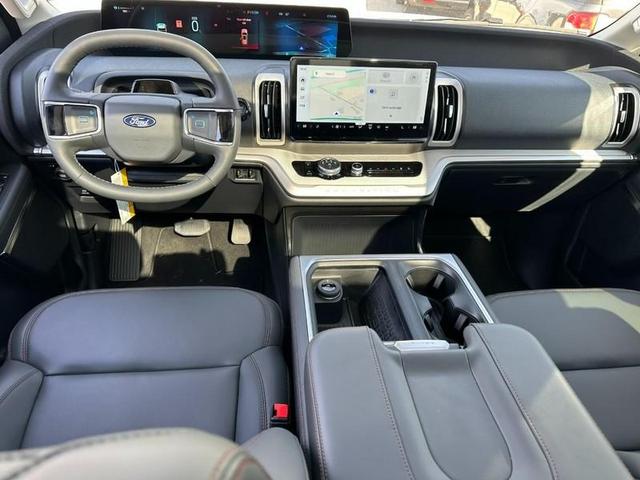 Photo of 2025 White Tri-Coat Ford Expedition