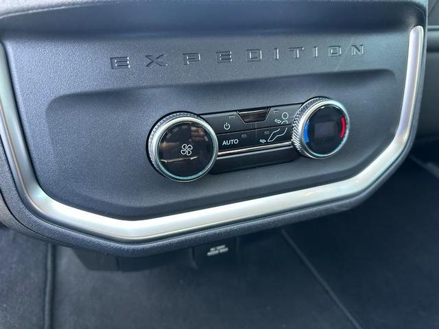 Photo of 2025 White Tri-Coat Ford Expedition
