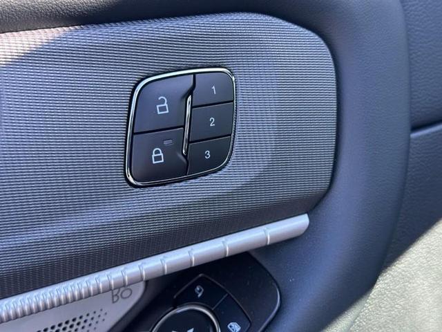Photo of 2025 White Tri-Coat Ford Explorer