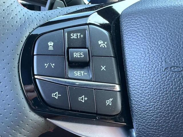 Photo of 2025 White Tri-Coat Ford Explorer