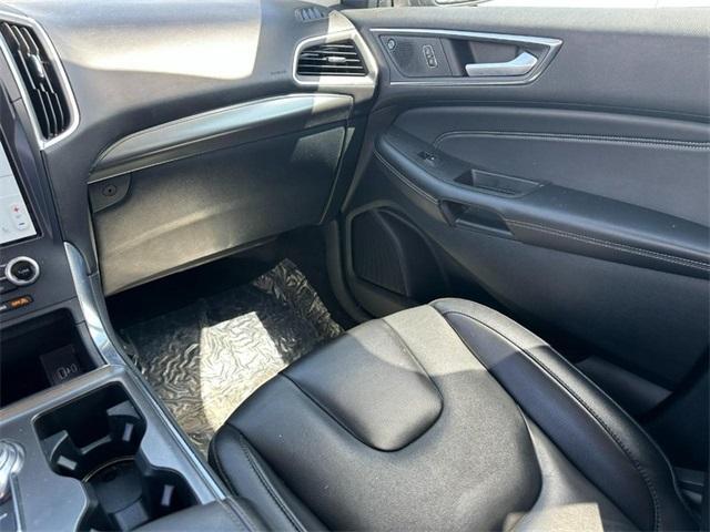 Photo of 2022 Black Metallic Ford Edge