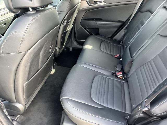 Photo of 2023 Glacial White Pearl Kia Sportage