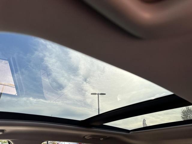 Photo of 2023 Glacial White Pearl Kia Sportage