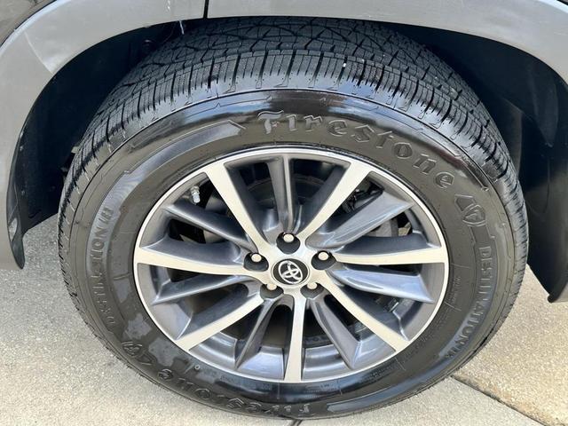 Photo of 2019 Midnight Black Metallic Toyota Highlander