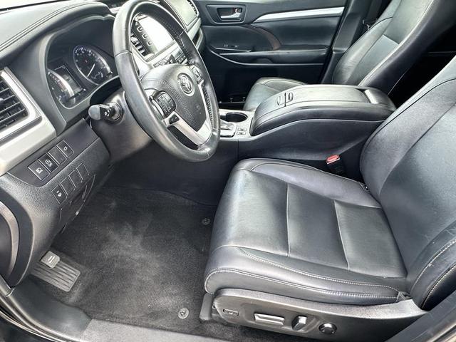 Photo of 2019 Midnight Black Metallic Toyota Highlander