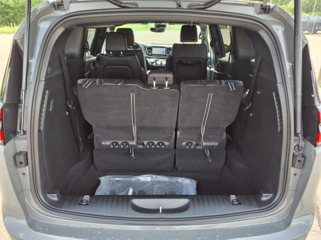 Photo of 2025 Ceramic Gray Clearcoat Chrysler Pacifica