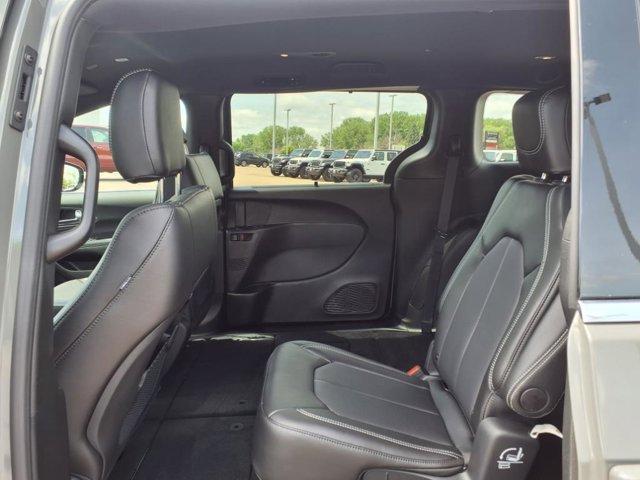 Photo of 2025 Ceramic Gray Clearcoat Chrysler Pacifica