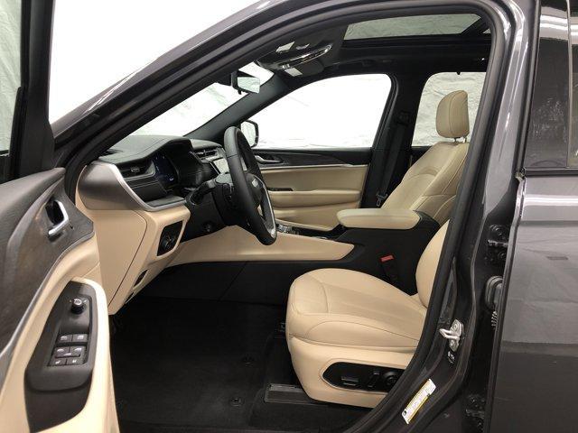 Photo of 2024 Metallic Jeep Grand Cherokee