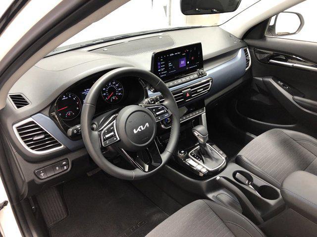 Photo of 2023 Snow White Pearl Kia Seltos