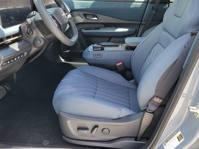 Photo of 2025 Boulder Gray Pearl/Black Diamond Pearl Nissan ARIYA