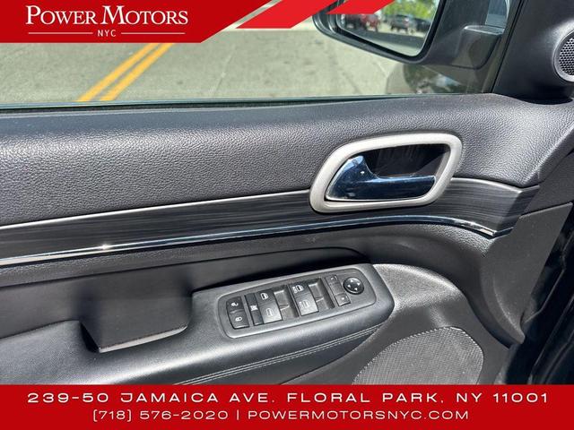 Photo of 2020 Diamond Black Crystal Pearlcoat Jeep Grand Cherokee