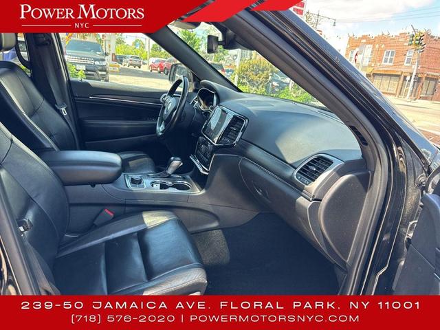 Photo of 2020 Diamond Black Crystal Pearlcoat Jeep Grand Cherokee
