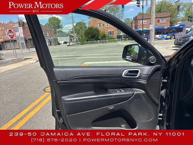 Photo of 2020 Diamond Black Crystal Pearlcoat Jeep Grand Cherokee