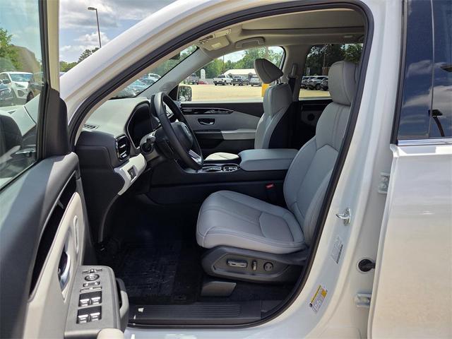 Photo of 2025 Platinum White Honda Pilot