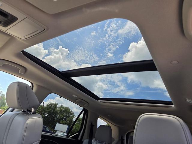 Photo of 2025 Platinum White Honda Pilot