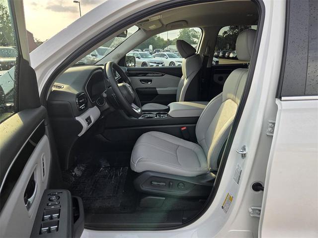 Photo of 2025 Platinum White Honda Pilot