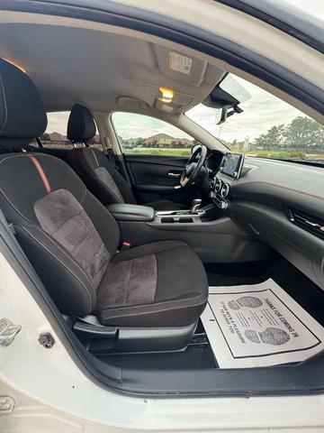 Photo of 2023 White Nissan Sentra