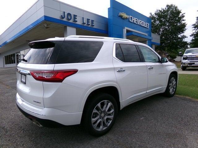 Photo of 2021 Iridescent Pearl Tricoat Chevrolet Traverse