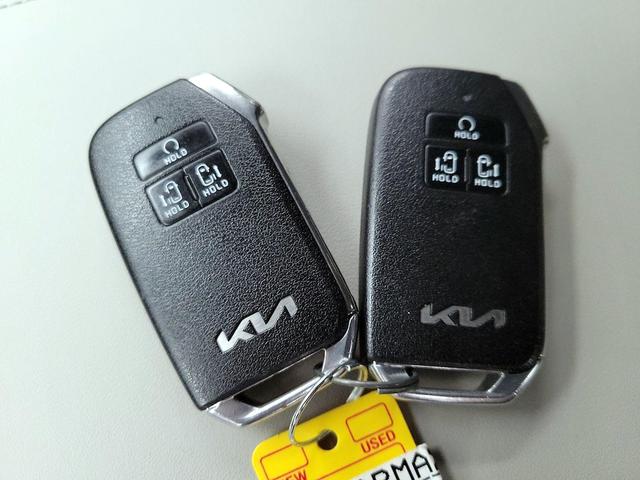 Photo of 2024 Black Kia Carnival