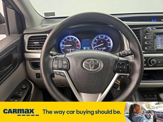 Photo of 2016 Silver Toyota Highlander