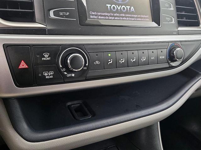 Photo of 2016 Silver Toyota Highlander