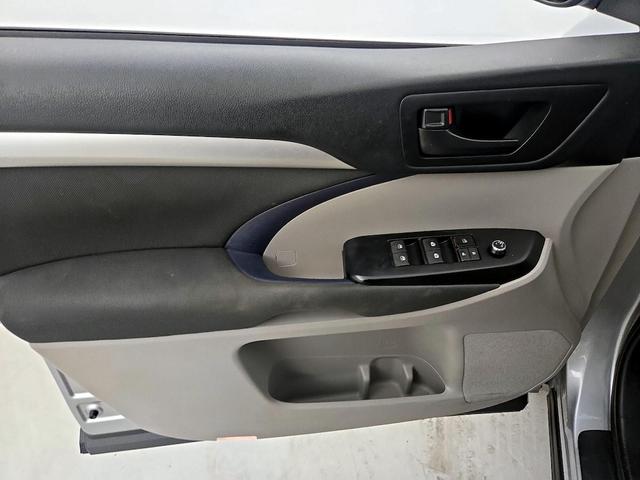Photo of 2016 Silver Toyota Highlander
