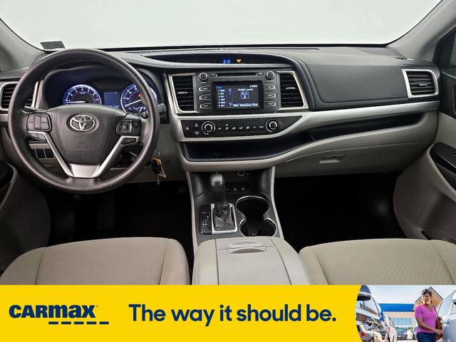 Photo of 2016 Silver Toyota Highlander