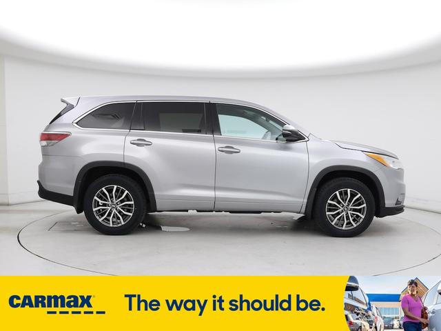 Photo of 2016 Silver Toyota Highlander