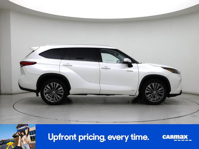 Photo of 2021 White Toyota Highlander Hybrid