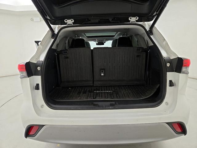 Photo of 2021 White Toyota Highlander Hybrid