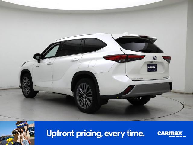Photo of 2021 White Toyota Highlander Hybrid