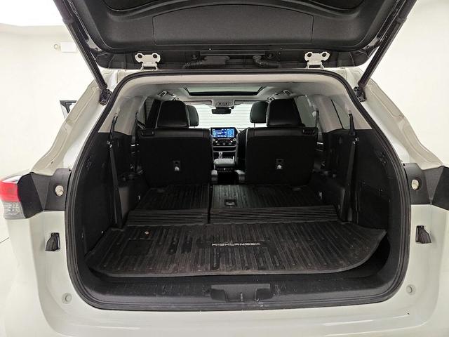 Photo of 2021 White Toyota Highlander Hybrid