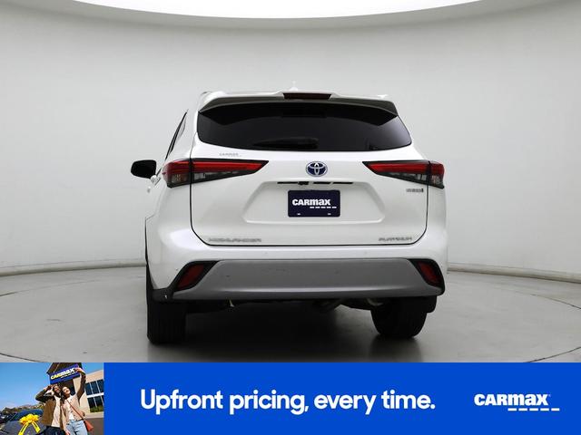 Photo of 2021 White Toyota Highlander Hybrid