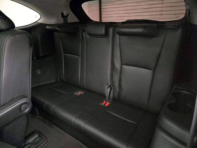 Photo of 2021 White Toyota Highlander Hybrid