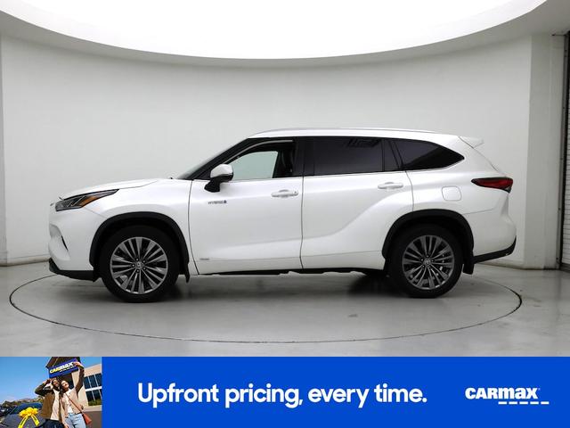 Photo of 2021 White Toyota Highlander Hybrid