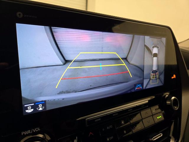Photo of 2021 White Toyota Highlander Hybrid