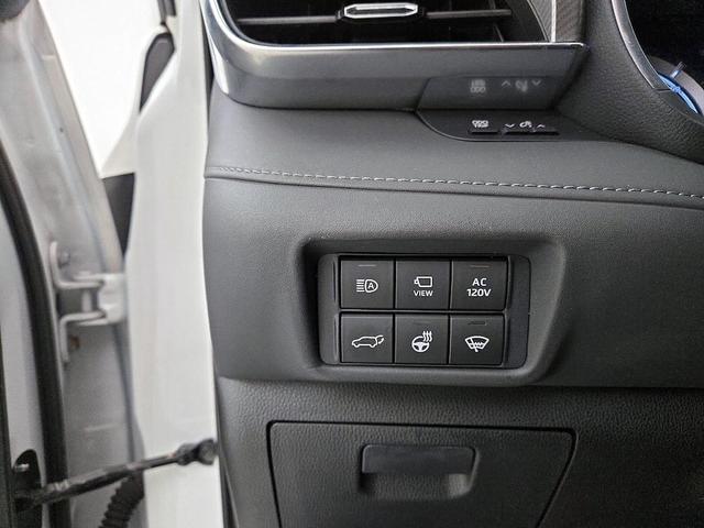 Photo of 2021 White Toyota Highlander Hybrid