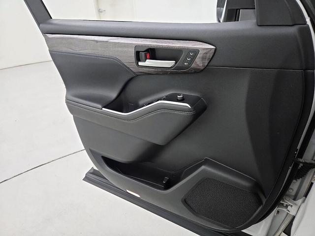 Photo of 2021 White Toyota Highlander Hybrid