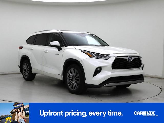 Photo of 2021 White Toyota Highlander Hybrid