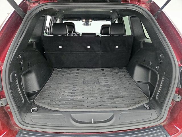 Photo of 2021 Burgundy Jeep Grand Cherokee