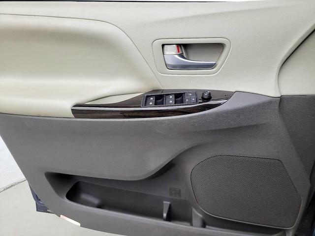 Photo of 2017 Blue Toyota Sienna