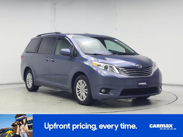 Photo of 2017 Blue Toyota Sienna